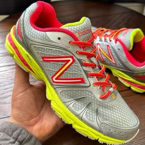 New Balance 770V4 Women’s Sz 8 Running Shoes